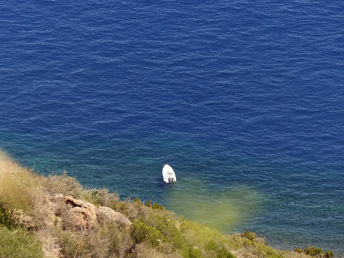 Barca en la costa, Isla de Alicudi, Islas Eolias, Sicilia, Italia, 2015