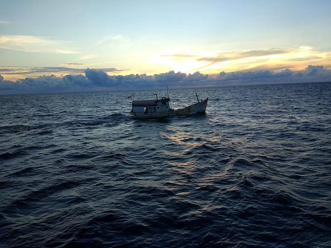 Diombang ambingkan gelombang laut Bacan