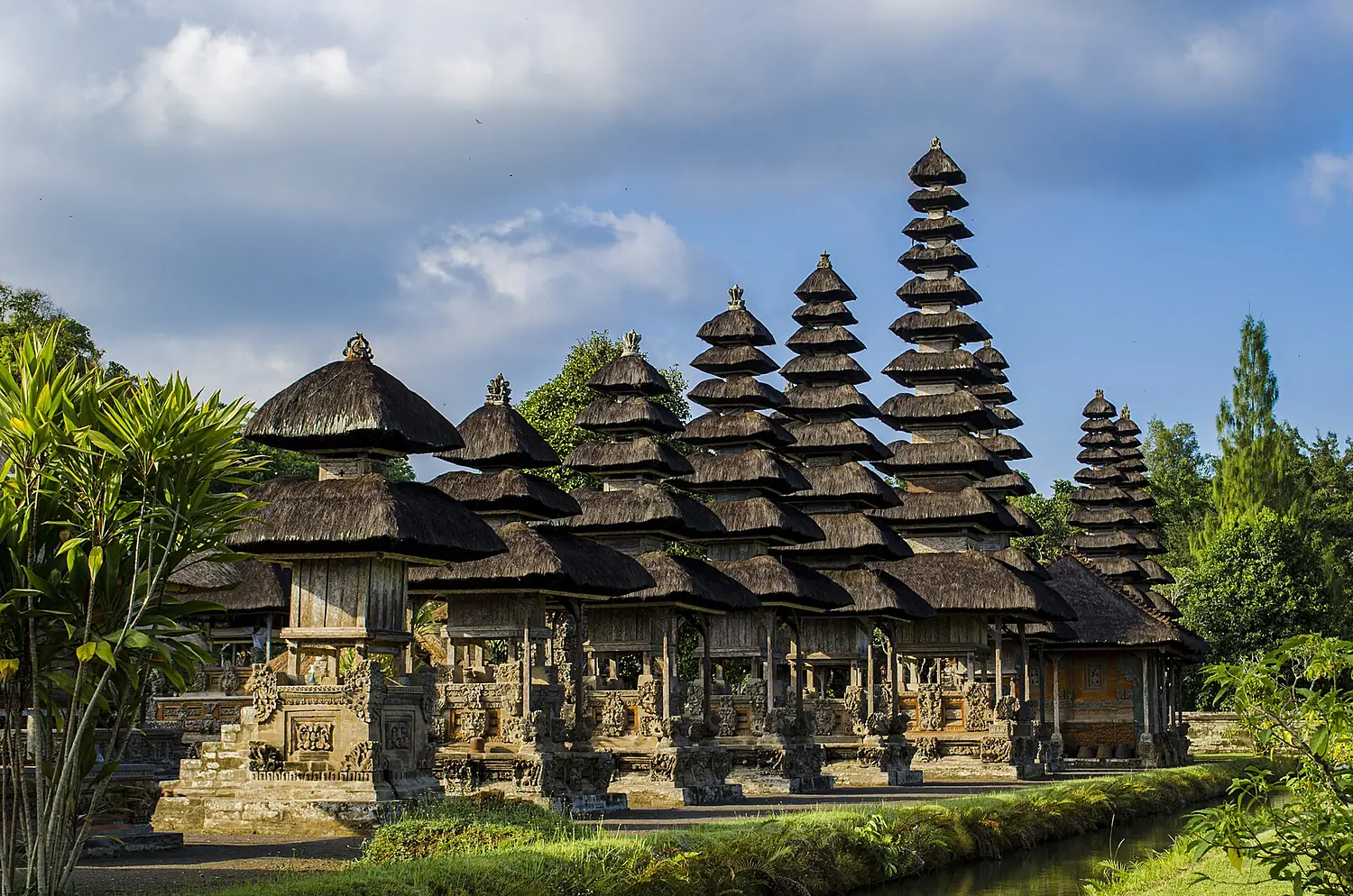 Pura Taman Ayun terletak di Mengwi, Bali