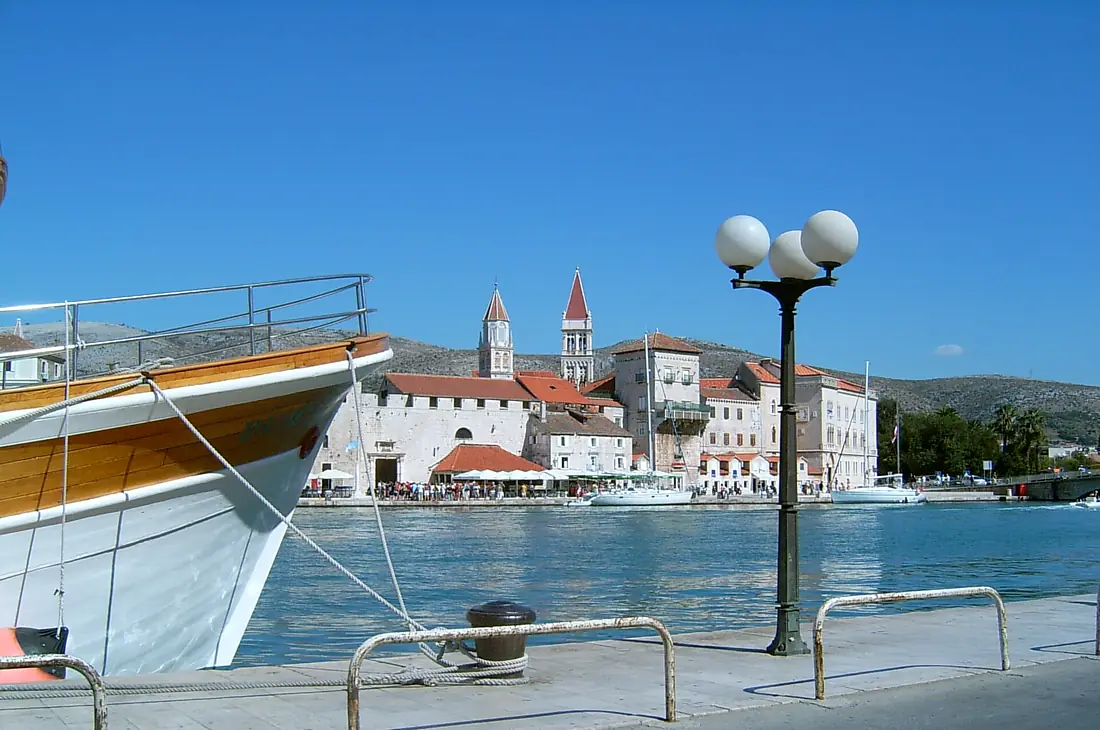 Chorwacja, widok na Trogir z wyspy Ciovo