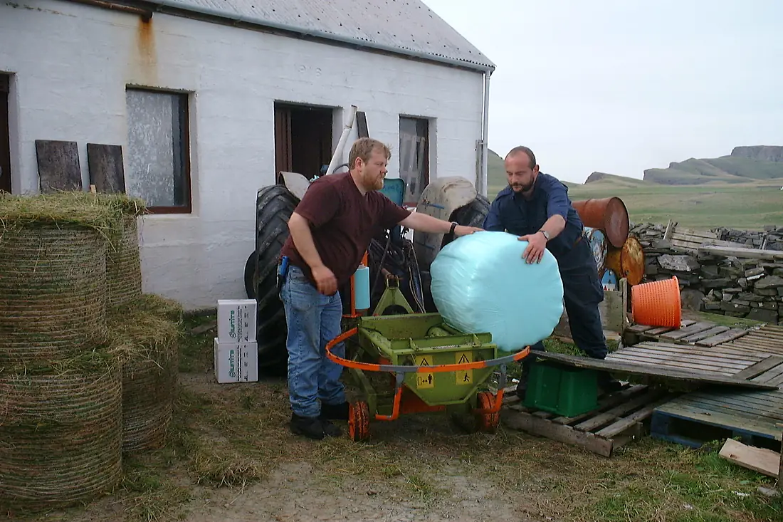 Bale wrapping, Fair Isle 2001 - b