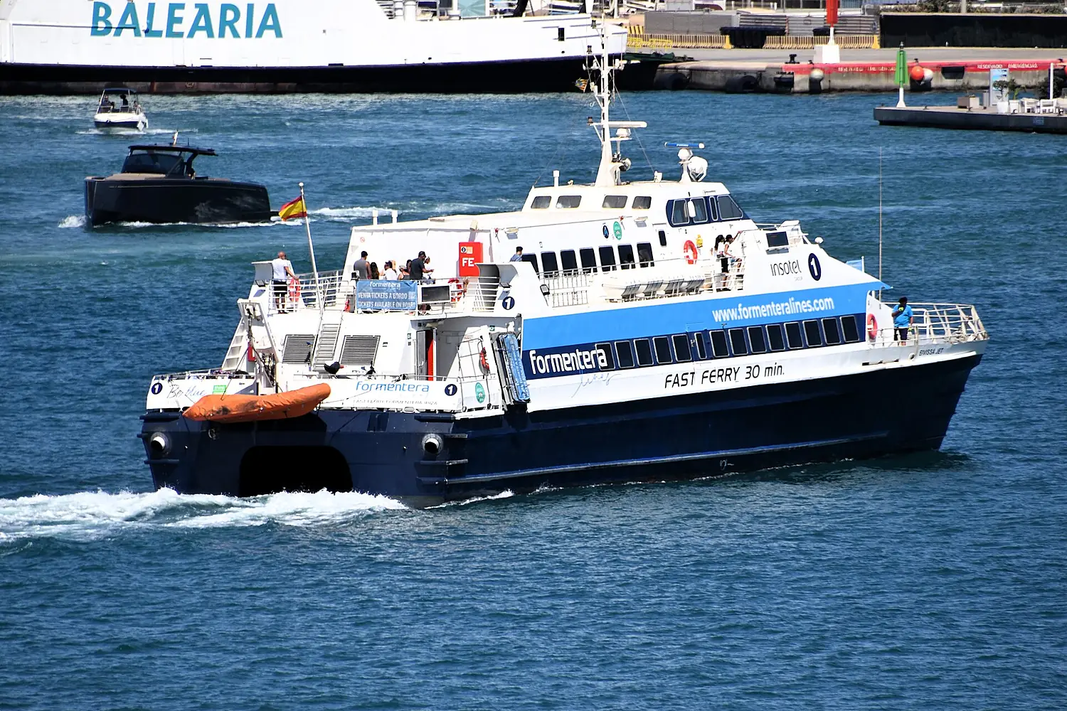Fast ferry from the island Formentera arriving at the port of Ibiza, Illes Balears, España (53986551152)