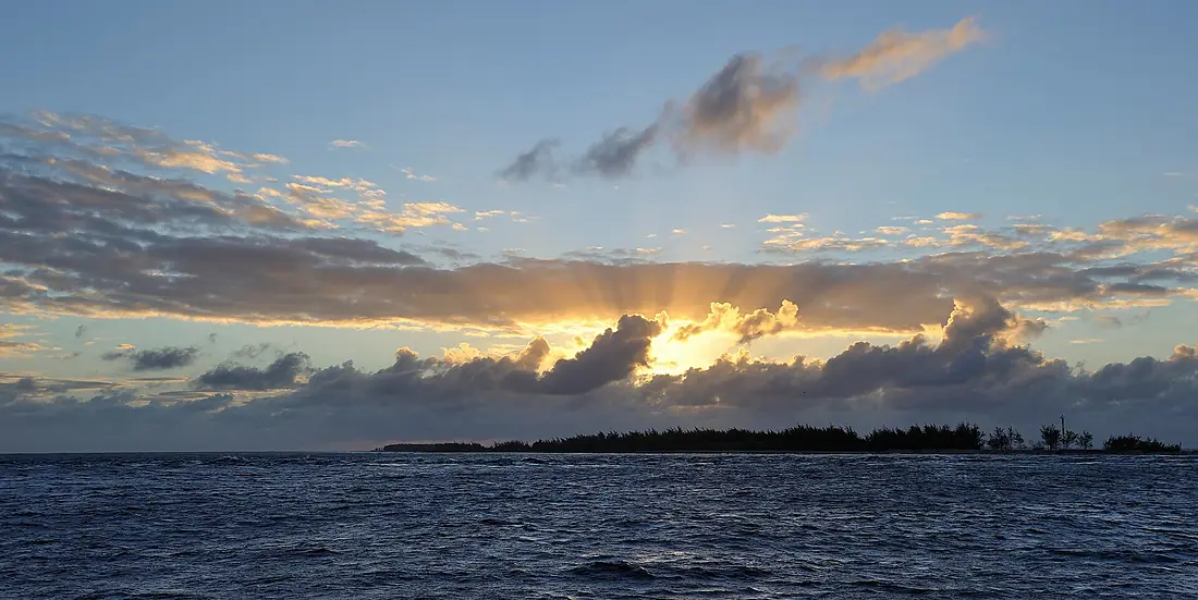Coucher de soleil sur l'atoll de Hao (Ifremer 00772-88419)