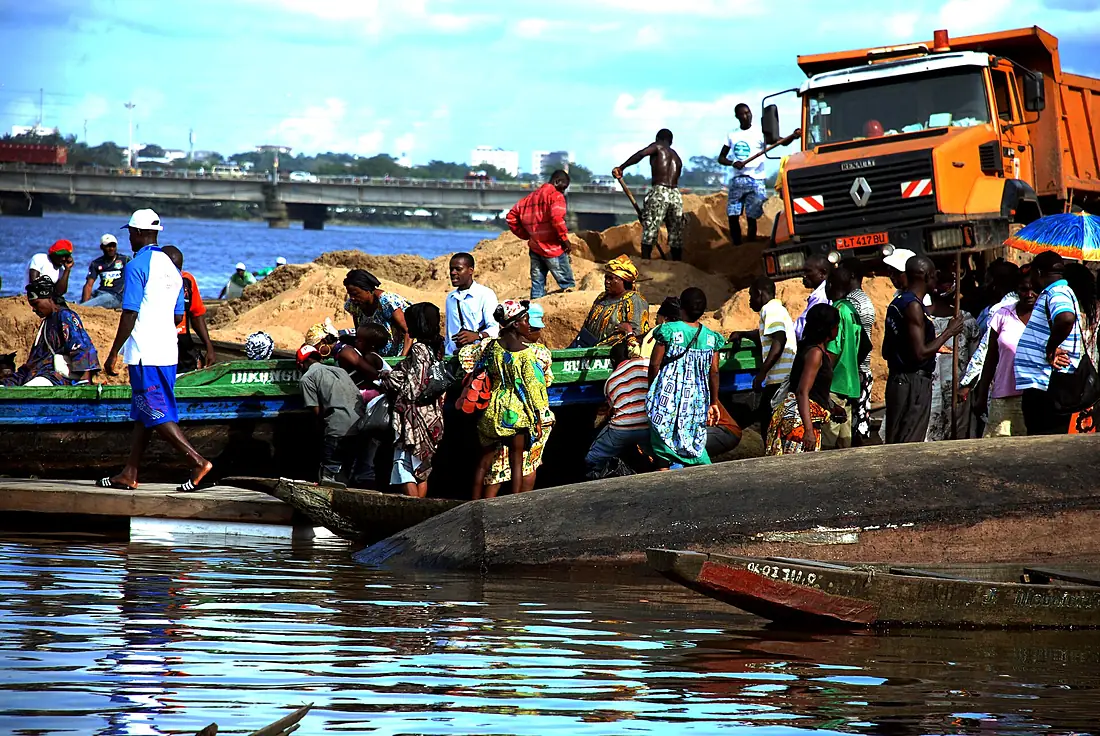 Voyageurs en partance pour l'ile de Jebale