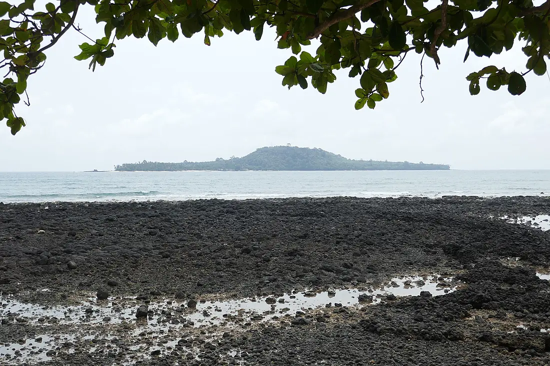 Ilhéu das Rolas depuis la plage de Porto Alegre (SãoTomé) (1)