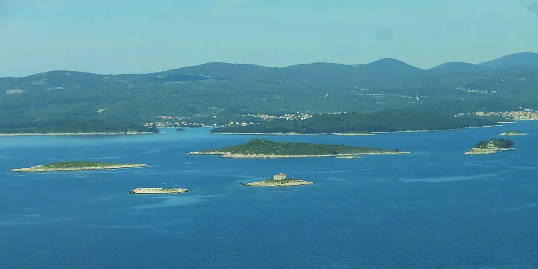 Korcula - panoramio (cropped to Gojak, Mala-, Vela Sestrica, Majsan, Majsanić, Mala-, Vela Stupa, Lučnjak)