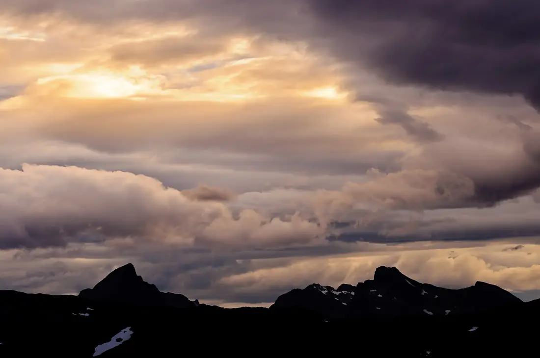 Weather on Kvaløya. (Store Blåmannen on the left, pic taken from Sørtinden) (2011-08) - panoramio
