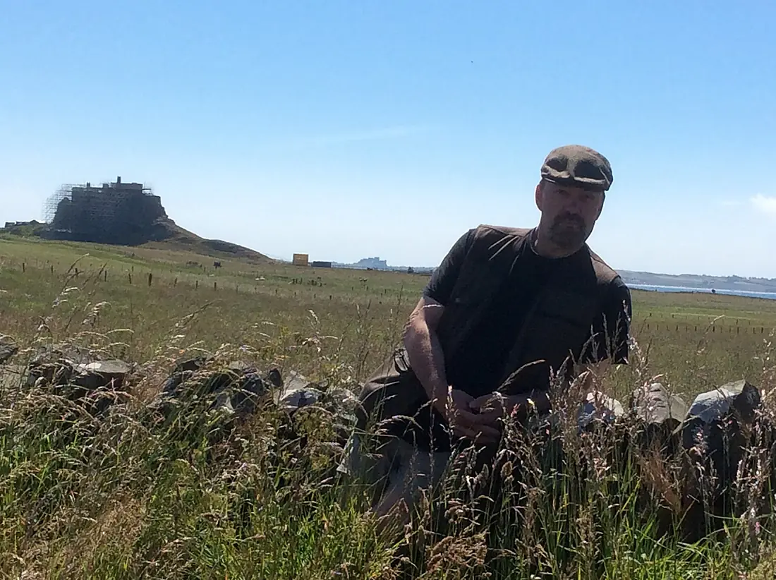Arkeolog Carl L. Thunberg på Lindisfarne 2018 under renoveringen av Lindisfarnes slott