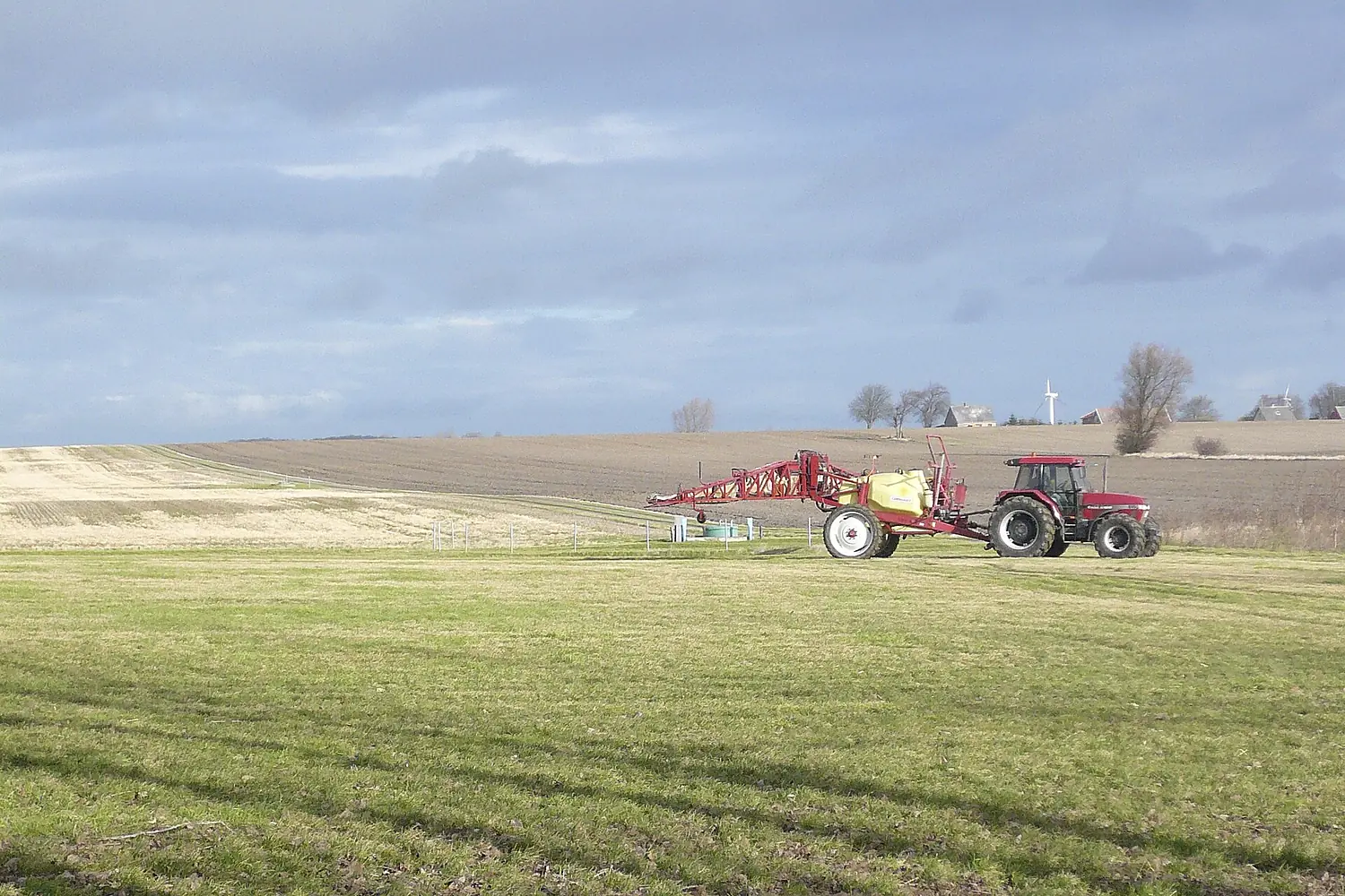 Case IH tractor with Hardi field sprayer, Lolland