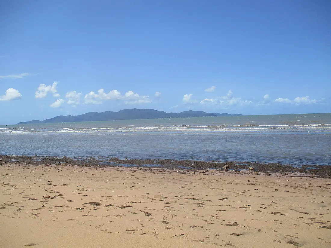 Strand Looking Onto Magnetic Island