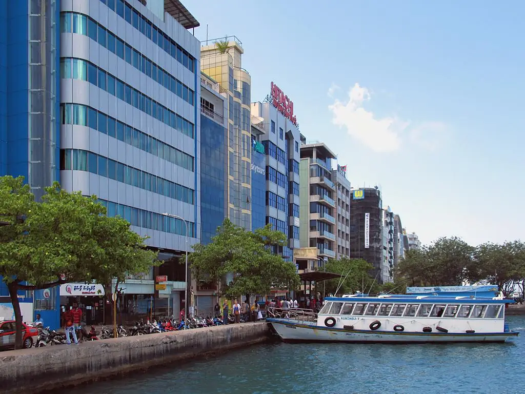 Male Waterfront (32822673711)