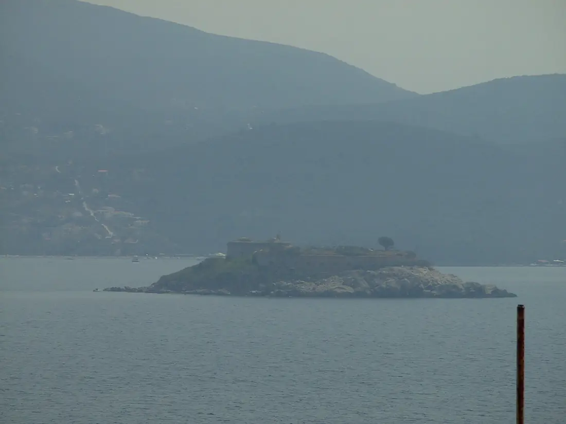 Usti Boky Kotorske, ostrov Mamula s pevnustkou (cernohorsky)