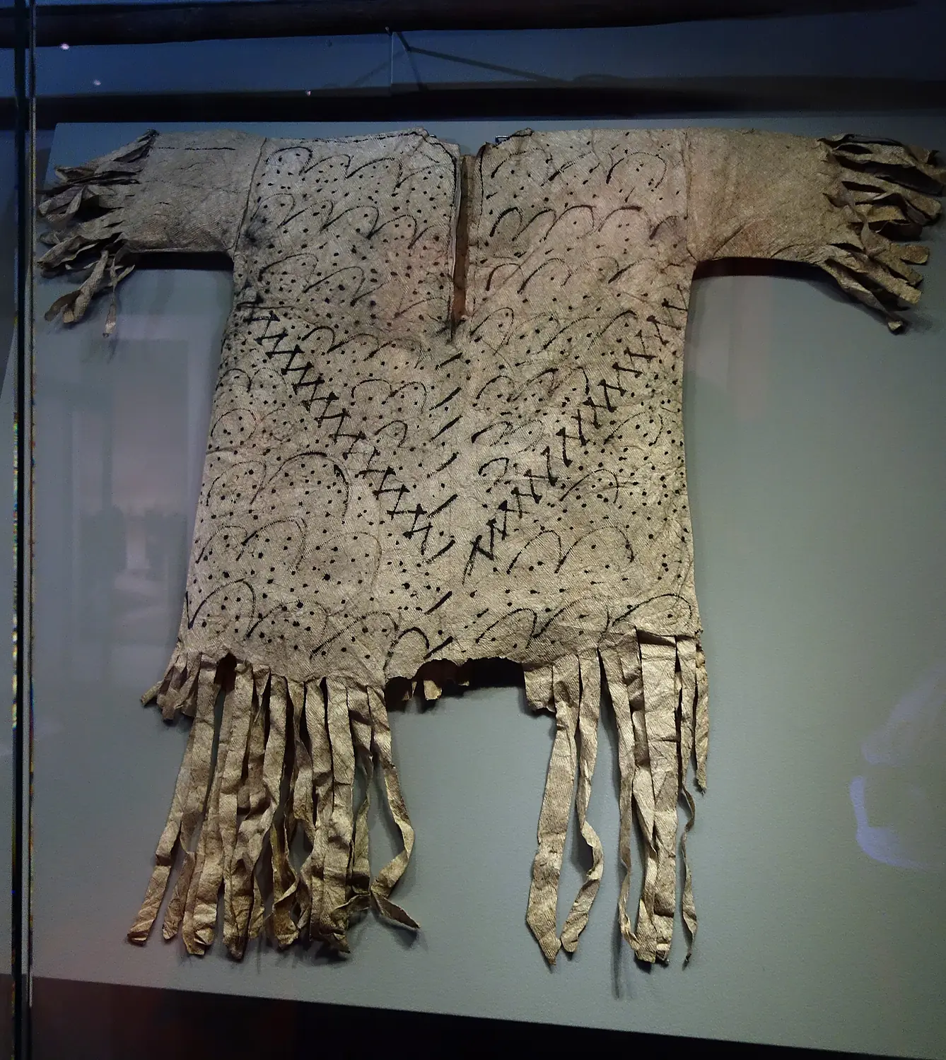 Poncho, Mangaia, Cook Islands, maker unknown, c. 1900, tapa and pigment - Museum of New Zealand Te Papa Tongarewa - Wellington, NZ - DSC09754
