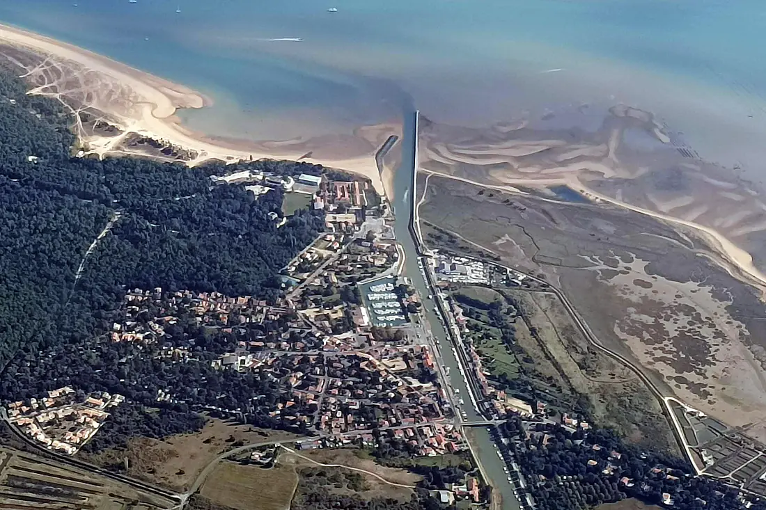 BOYARDVILLE ILE D'OLERON FROM 9H-QCK B737-8AS 737 737-800 MALTA AIR RYANAIR (53234036054)