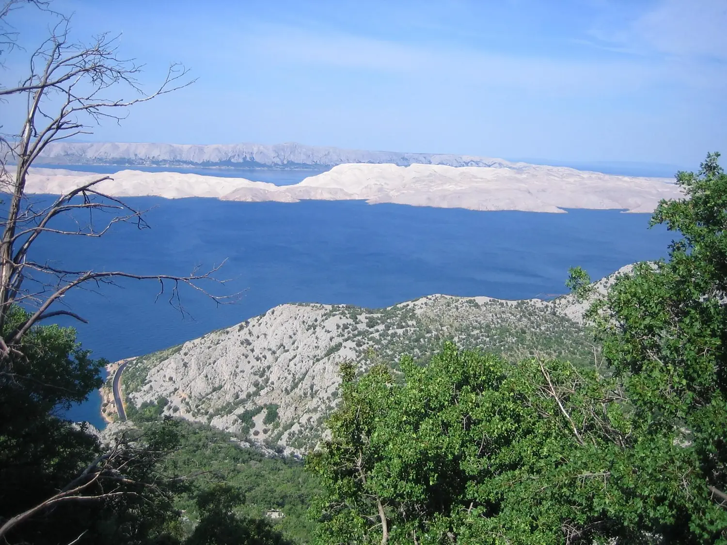 Blick vom Velebit-Massiv auf die Insel Pag