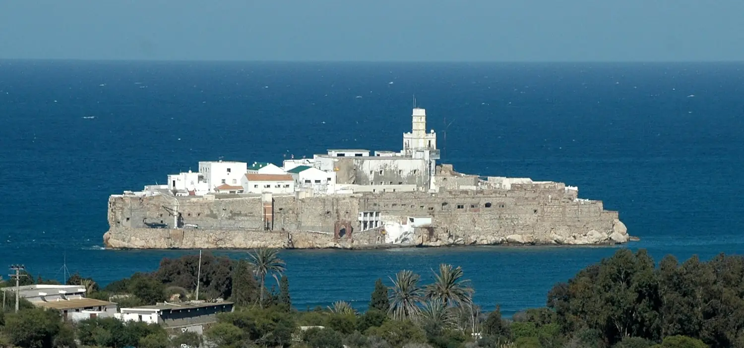 Peñón de Alhucemas desde la costa marroquí