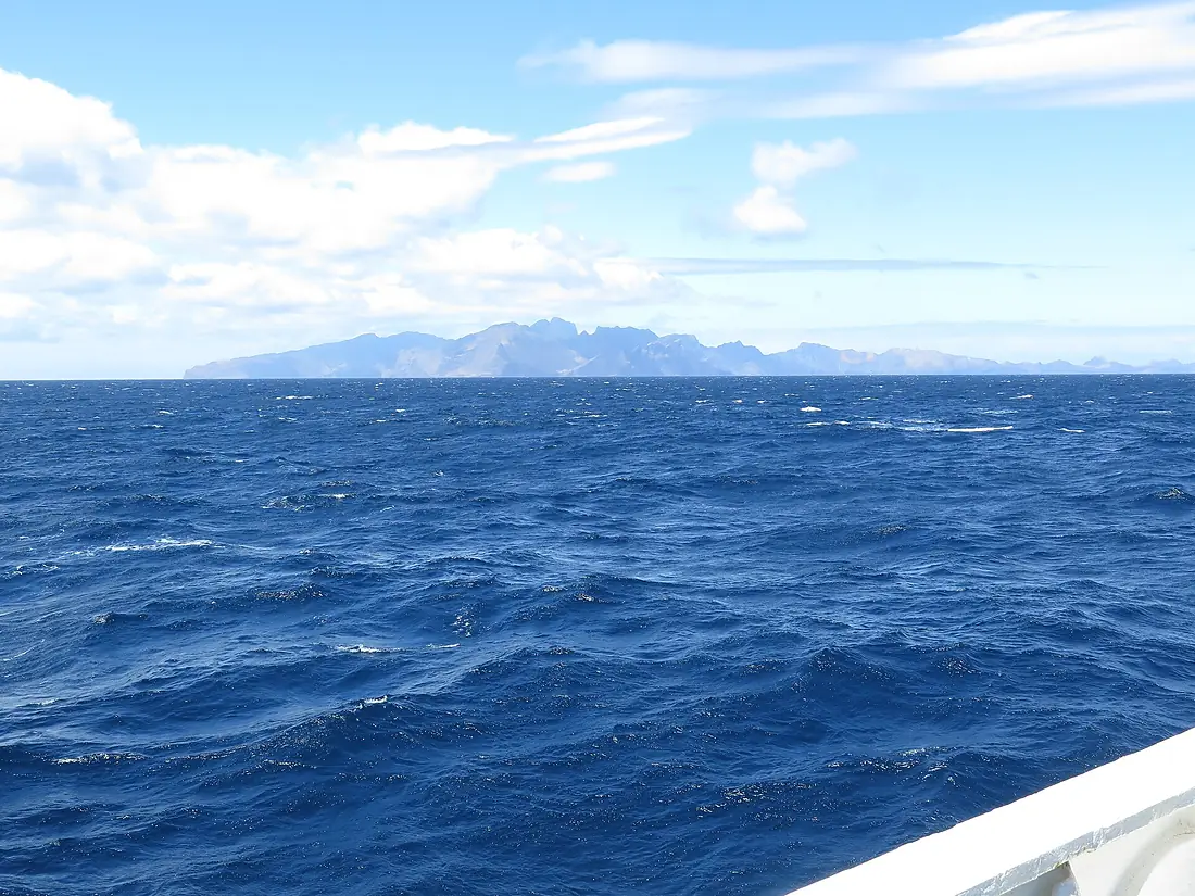 Approaching Robinson Crusoe Island (13465850025)