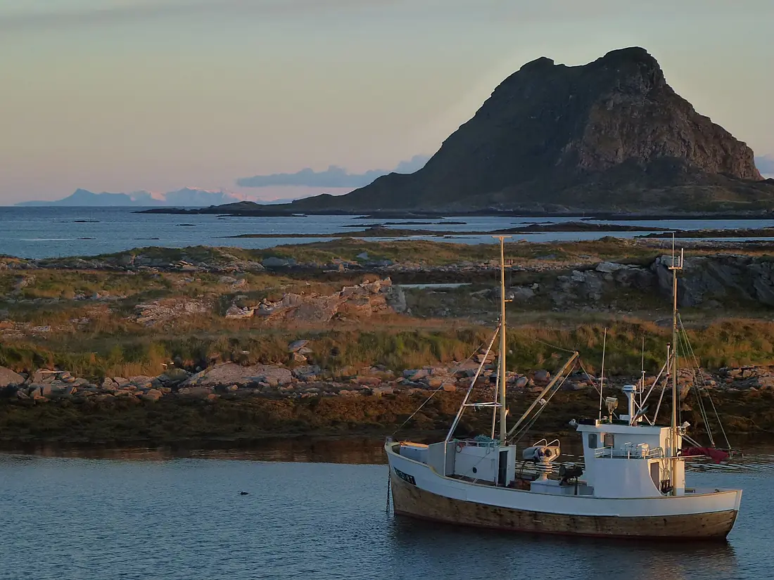 Røst Lofoten fiskebåt mot Stavøya og Gildeskål
