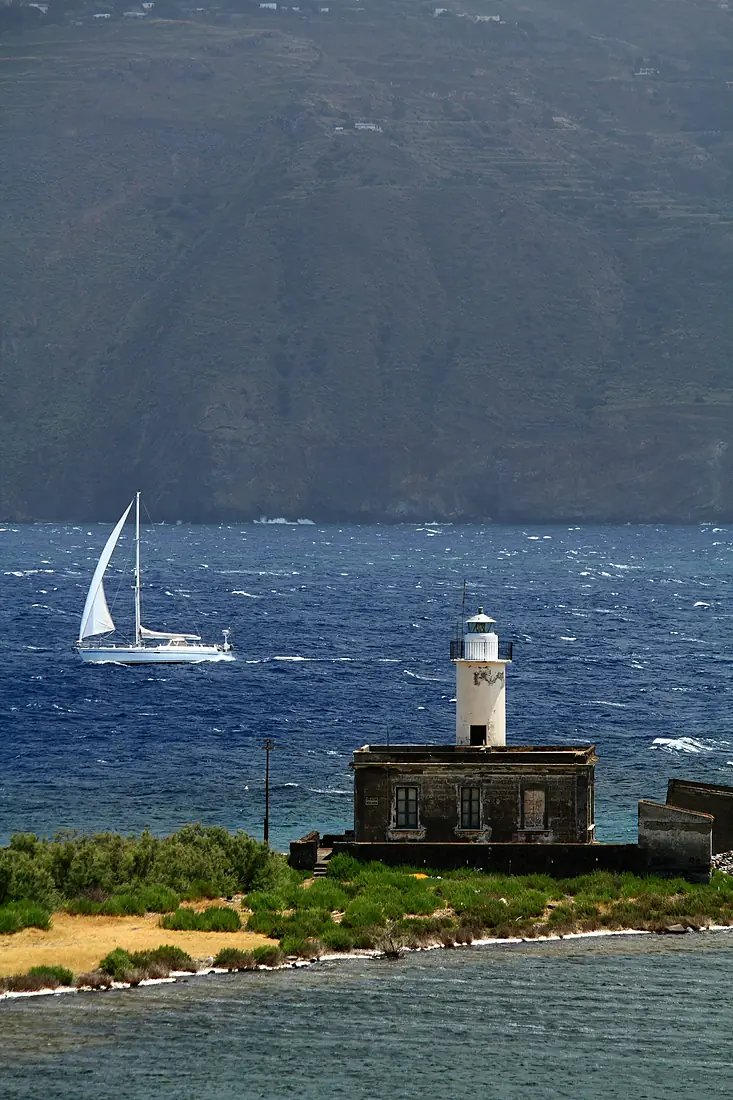 Il faro di Salina e vista su Lipari