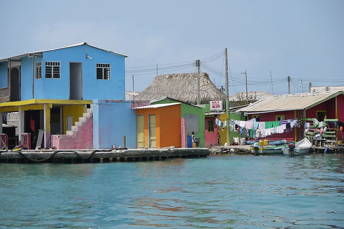 Santa Cruz del Islote houses