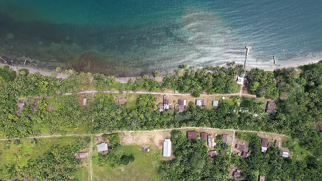 Pemandangan Udara Permukiman Pesisir di Pulau Siberut