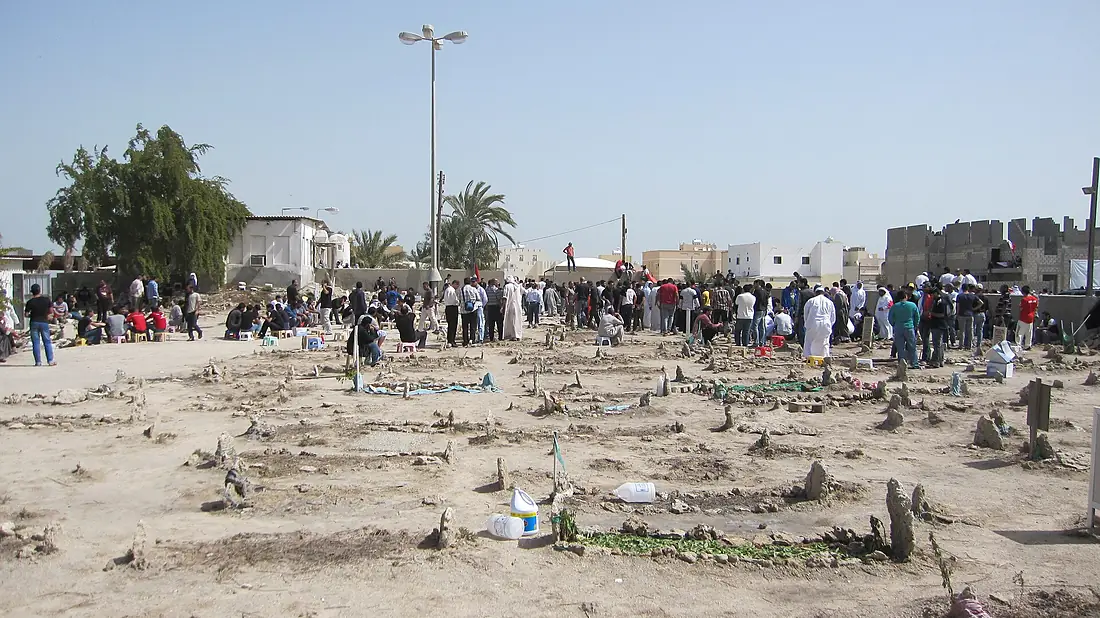 Sitra cemetery - Flickr - Al Jazeera English