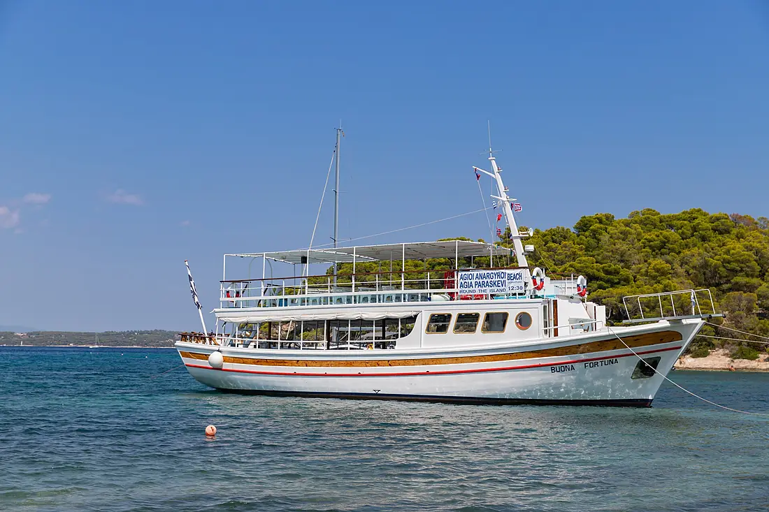 Ausflugsschiff zum Strand Zogeria auf Spetses, Griechenland (48760059151)