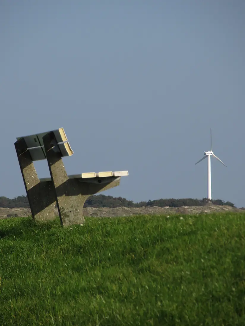 20141004 xl Spiekeroog-Windrad-und-Bank-am-Deich-0072
