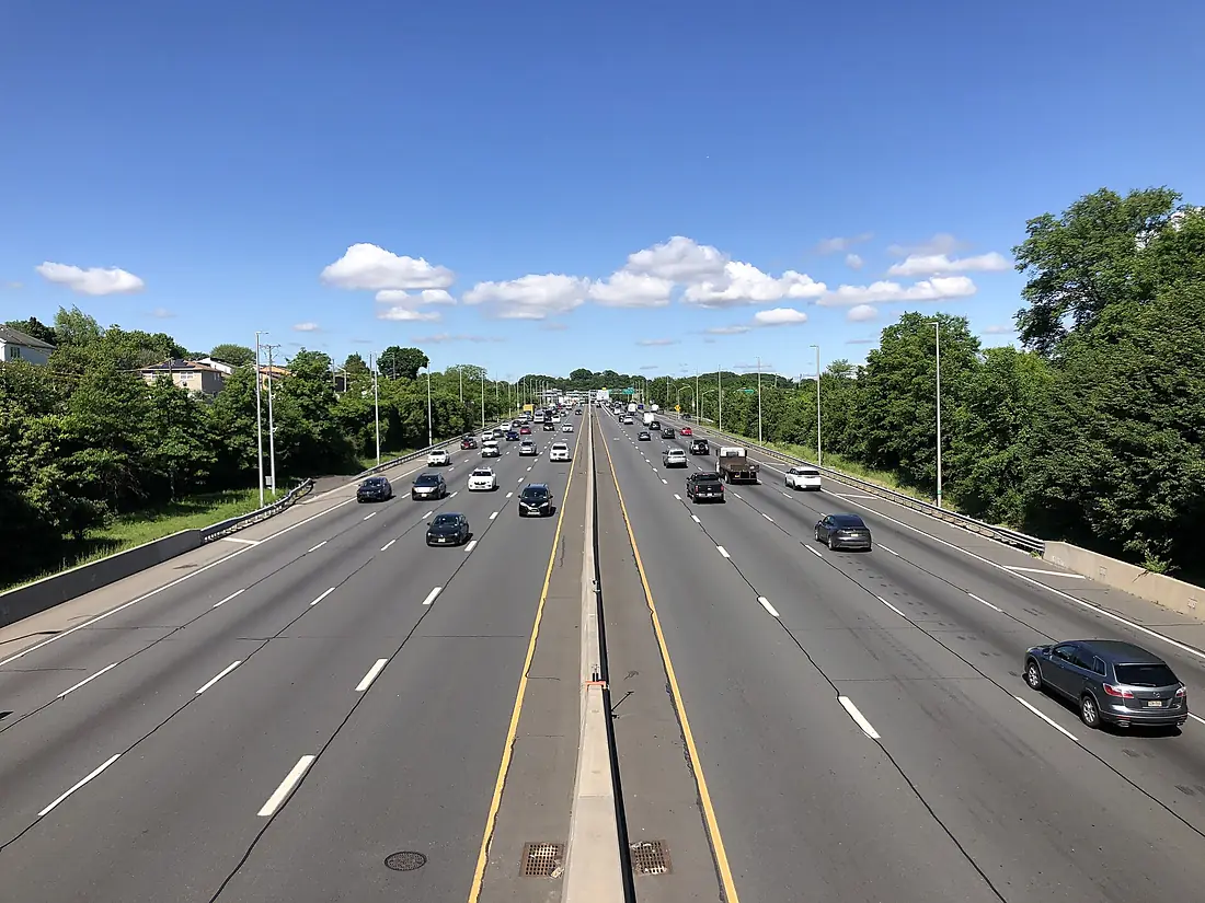 2024-05-29 10 05 46 View west along Interstate 278 (Staten Island Expressway) from the overpass for Clove Road in Staten Island, New York City, New York