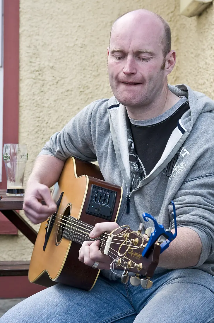 A guitar player on Tory Island (2698616195)