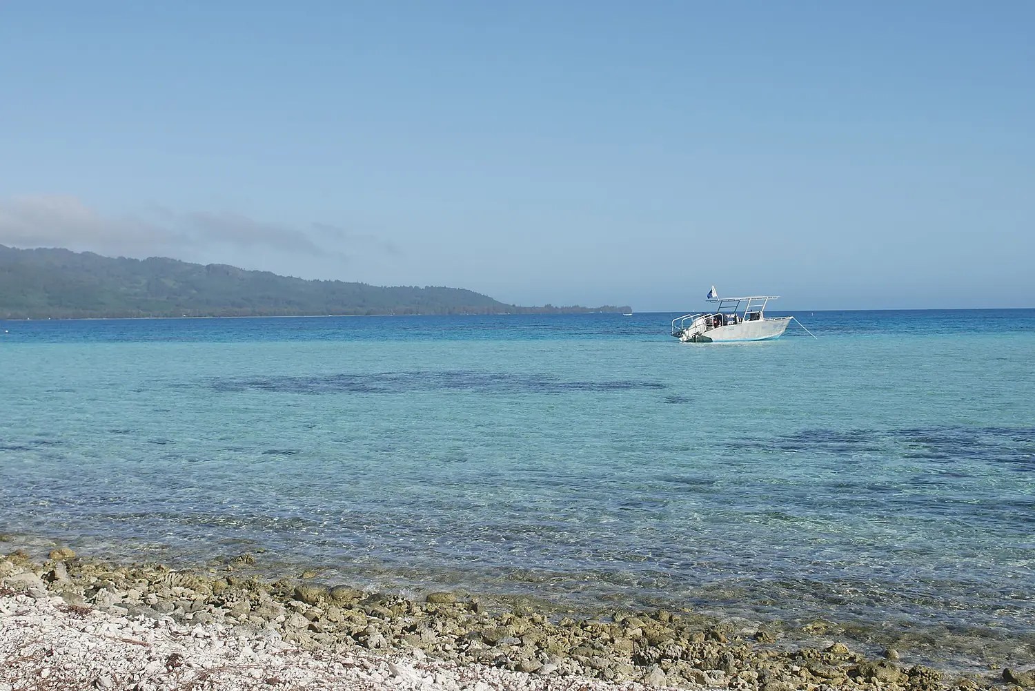 Bateau arrêté à un spot de plongée à Tubuai