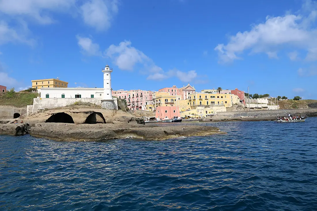 Ventotene, veduta dell'insediamento principale dal mare 03